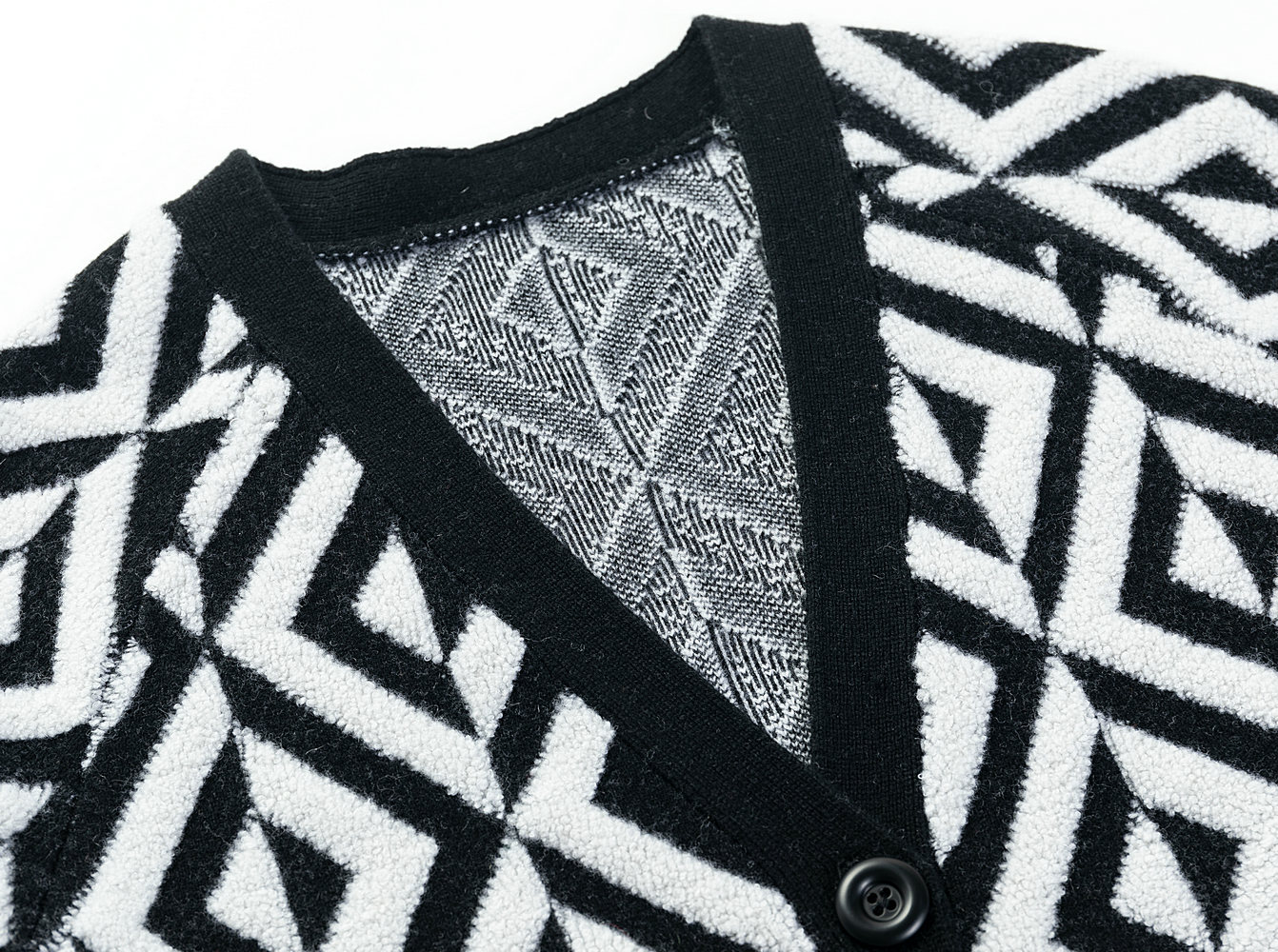 21114 WOMEN’S CARDIGAN KNITTED V NECK LONG SLEEVE BLACK AND WHITE ZIGZAG JACQUARD WITH BUTTONS MOQ 200PCS/COLOR