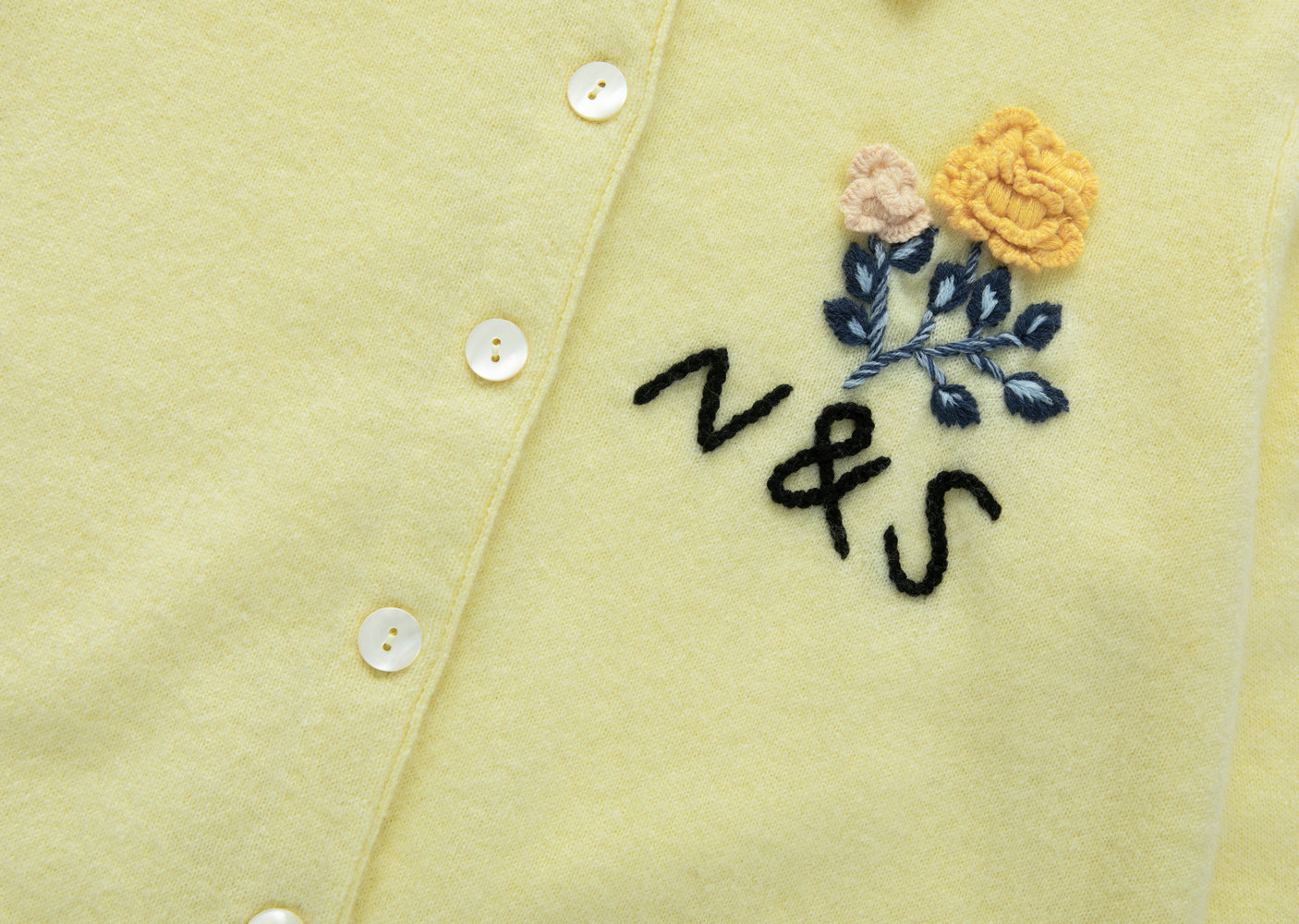 22041 WOMEN’S KNITTED CARDIGAN SHIRT COLLAR LONG SLEEVE WITH BUTTONS AND FLOWER EMBROIDERY MOQ 200PCS/COLOR