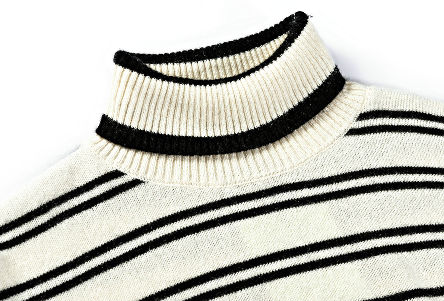 22047 WOMEN’S KNITTED JUMPER TURTLE NECK LONG SLEEVE CONTRAST COLOR STRIPES MOQ 200PCS/COLOR